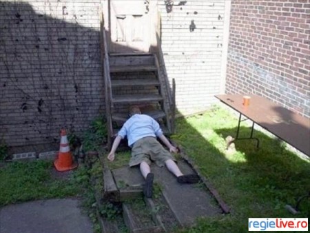 Nu a mai reusit sa intre in casa, dar a reusit sa rupa treapta :)))=))) mori de ras